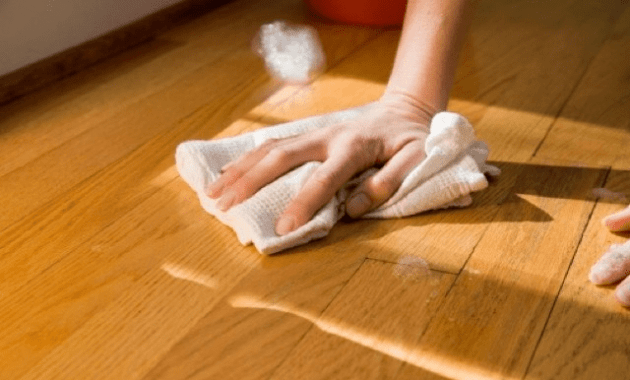 Cleaning laminate floors with white vinegar