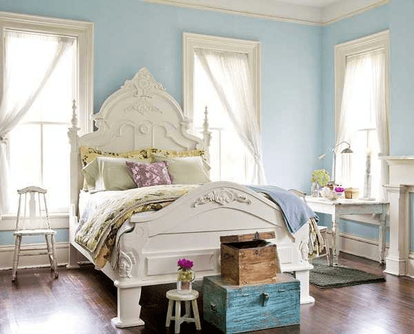 Decorating a bedroom with blue walls