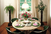 How to Decorate a Round Dining Table for small family