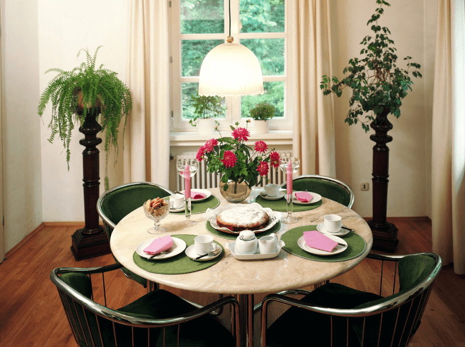 How to Decorate a Round Dining Table