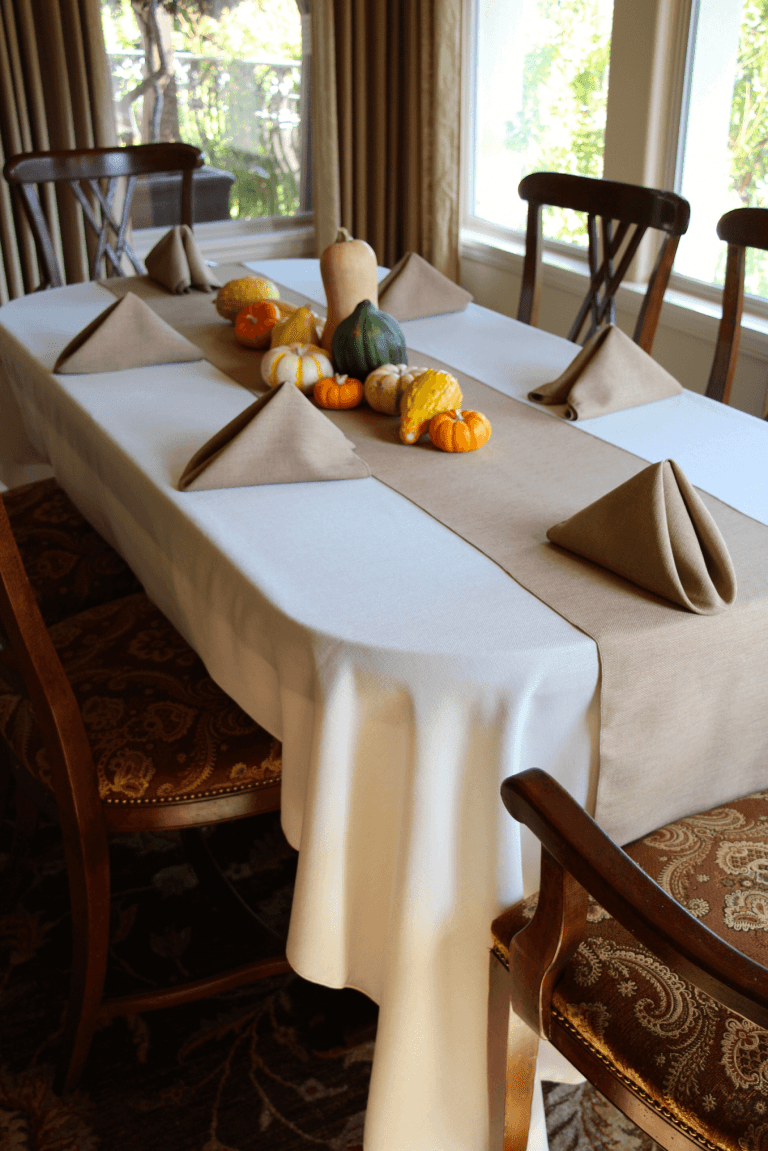 Inspiration on How to Decorate Dining Table with Table Runner