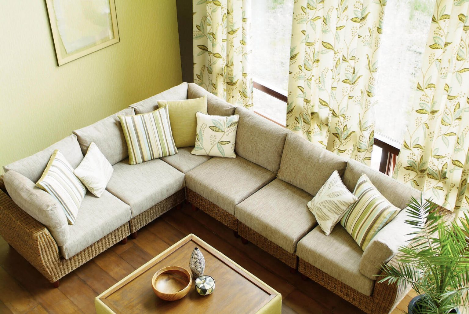 9 Smart Tips to Make Small Living Room Look Bigger
