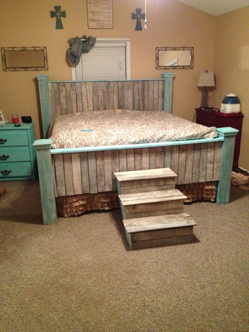 Rustic Pallet Bed Frame for rustic bedroom furniture ideas