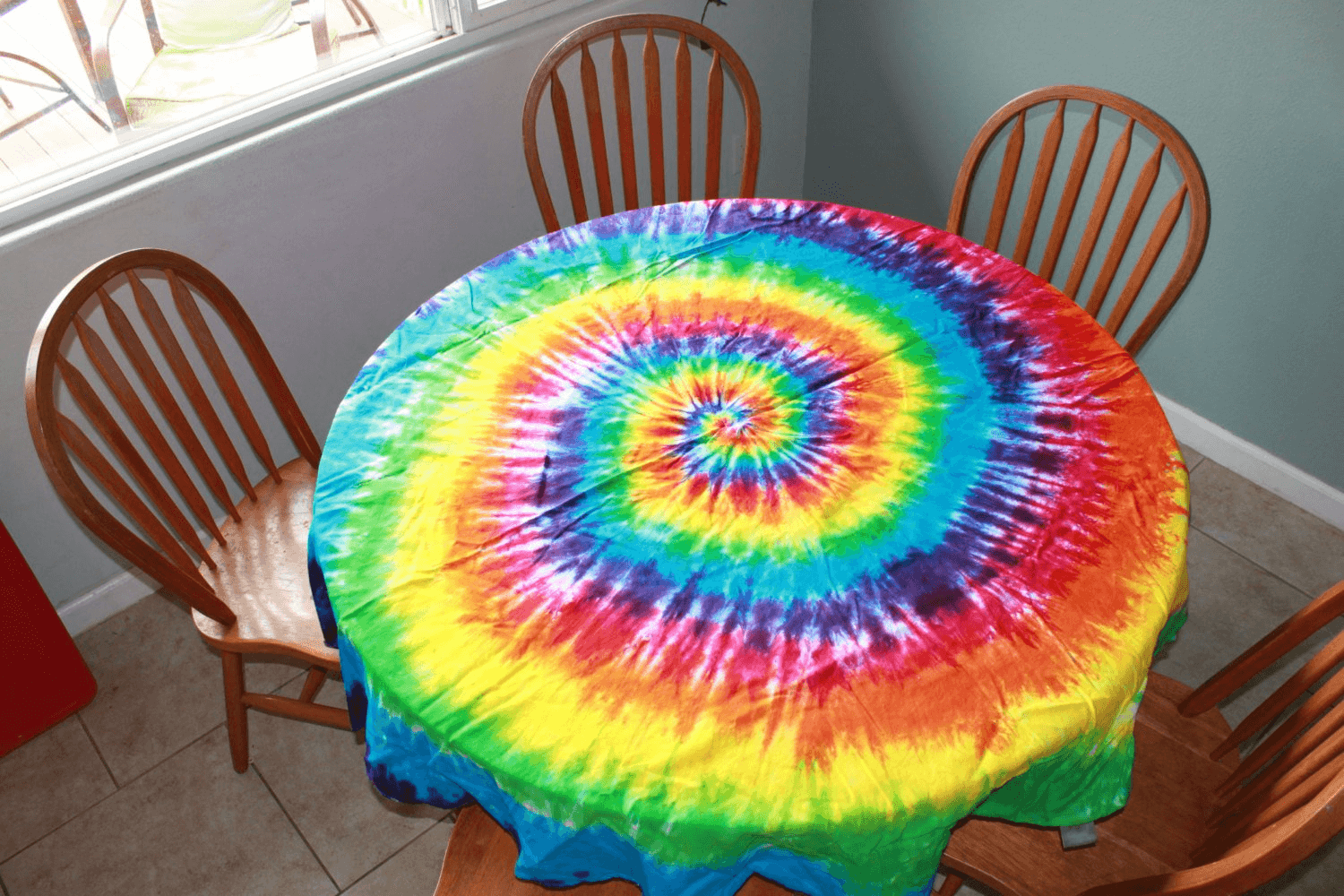 Tie dye tablecloth table linen dining room decor ideas