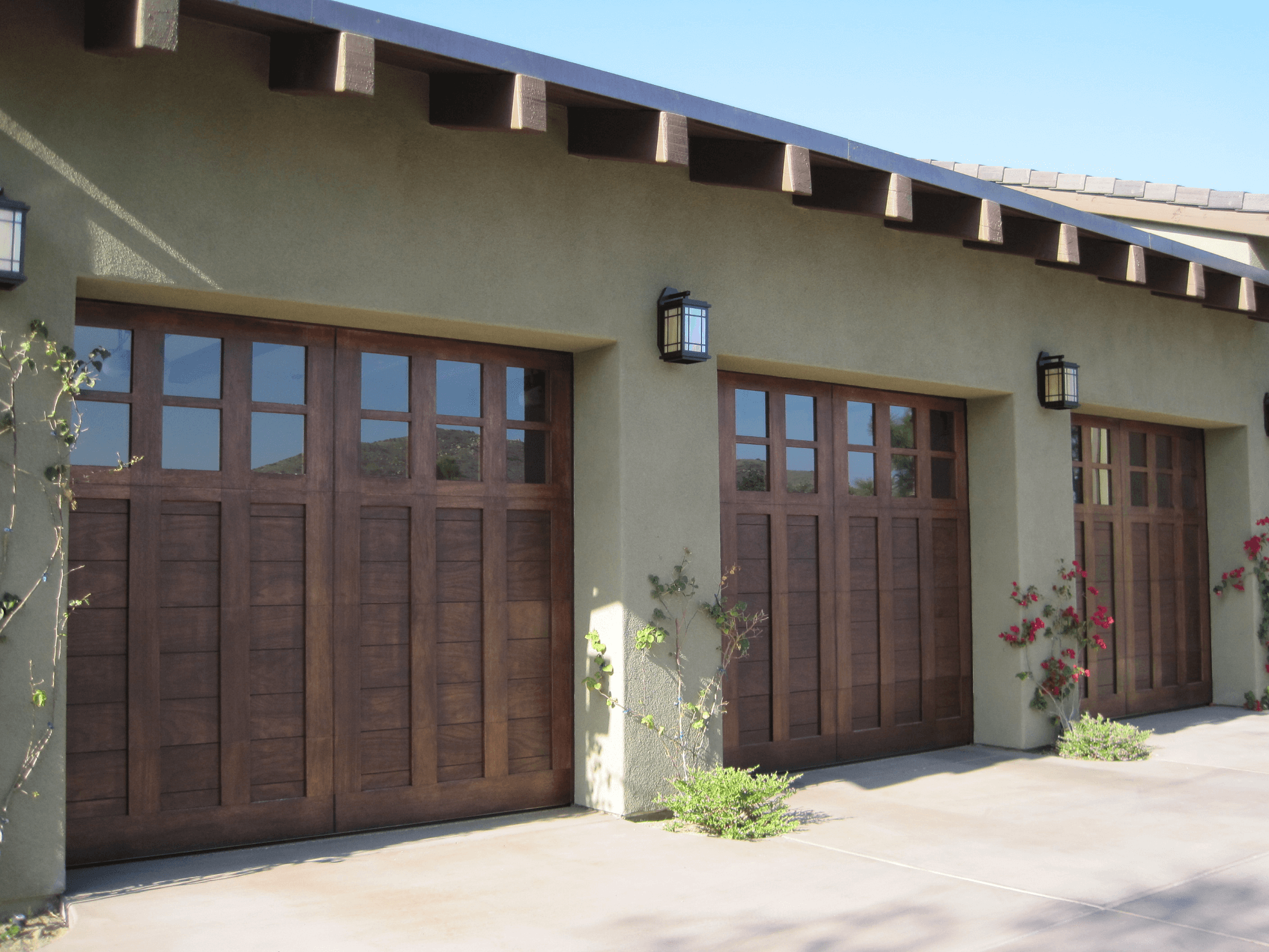 CONTEMPORARY GARAGE DOOR RANCH HOUSE
