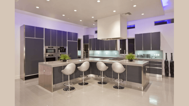 Modern Kitchen Island Chairs L shaped with flower and sink as decoration at counter top