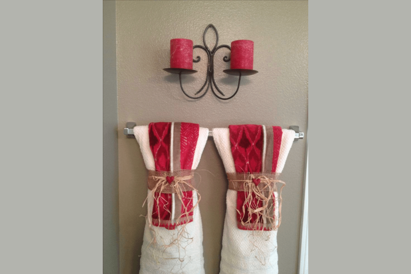 Hanging decorative bathroom towels