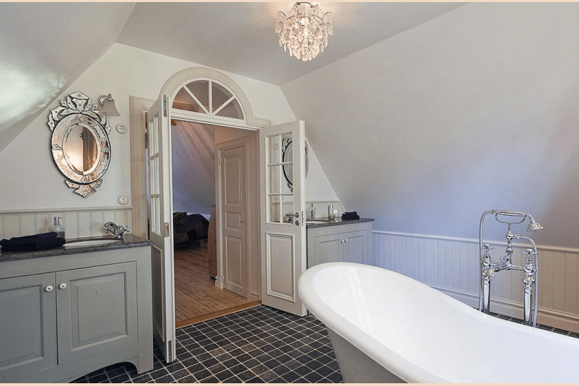 6. Mini chandelier bathroom lighting