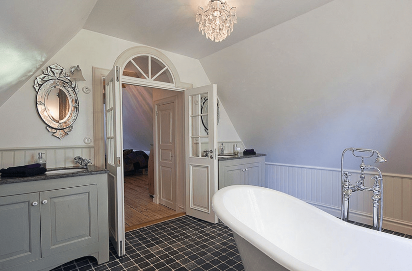 6. Mini chandelier bathroom lighting